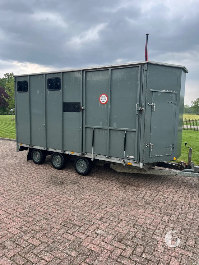 SARIS P30B 2-paards paardentrailer