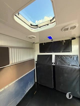 RENAULT MASTER 2-paards paardenwagen Foto 9