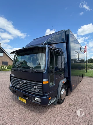 VOLVO FL608-42R-8.6T 2-paards paardenvrachtwagen