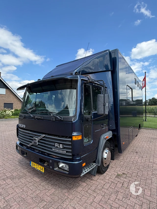 VOLVO FL608-42R-8.6T 2-paards paardenvrachtwagen