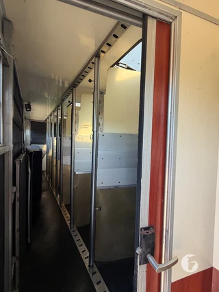 MAN 19.332 UL/LL 2-paards paardenvrachtwagen Foto 11