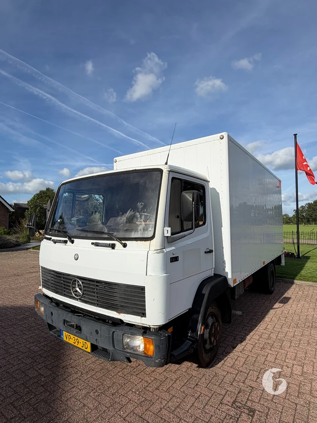 Mercedes-Benz 814 2-paards paardenvrachtwagen