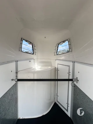 HOTRARIJS PT 1,5-paards paardentrailer Foto 8