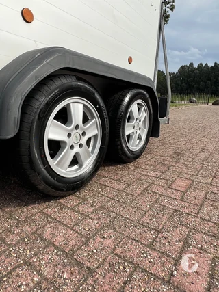 HENRA PTN13 1,5-paards paardentrailer Foto 9