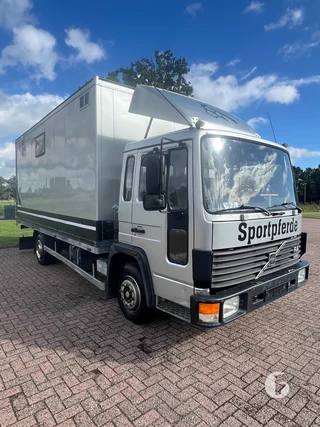 Volvo 2-paards paardenvrachtwagen