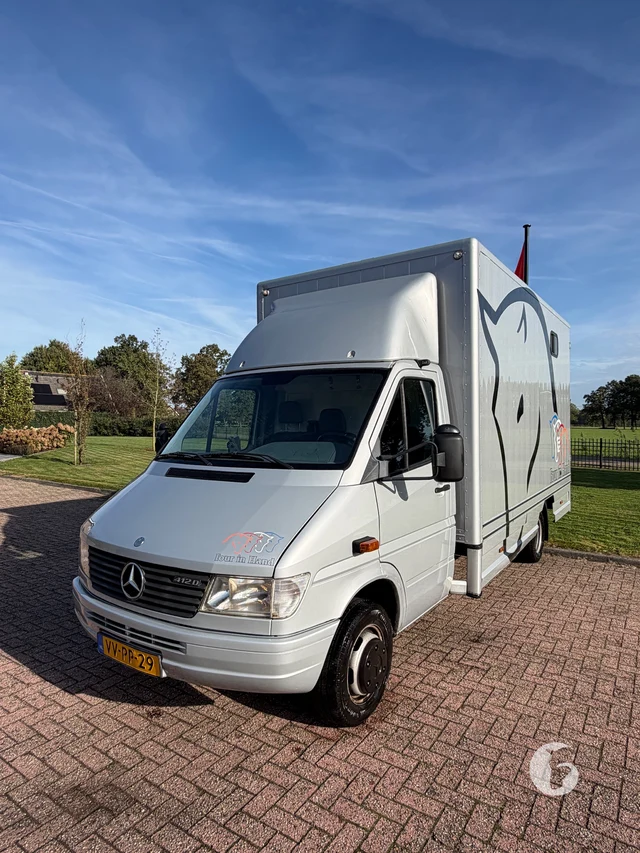 Mercedes-Benz 412 D 2-paards paardenwagen