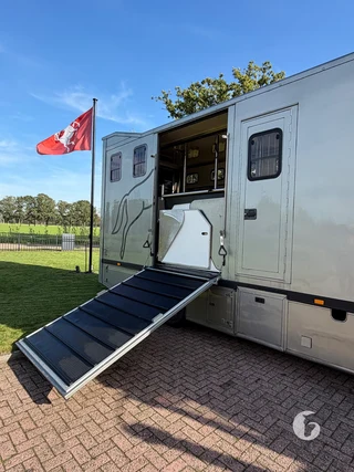 IVECO ML150E18R/P 2-paards paardenvrachtwagen Foto 5