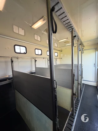 IVECO ML150E18R/P 2-paards paardenvrachtwagen Foto 10
